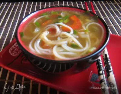 Луковый суп с рисовой лапшой и соевым соусом