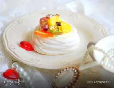 Ванильный десерт "Павлова" с фруктами фото