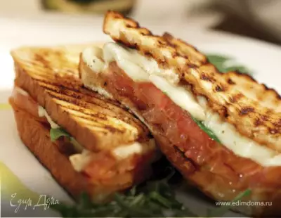Поджаренный сандвич с моцареллой и помидорами