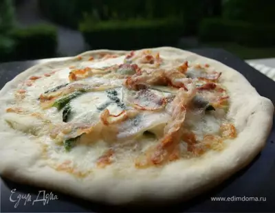 Пицца со спаржей сыром таледжо и спеком