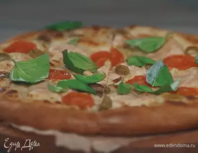 Белая пицца с индейкой, томатами и моцареллой