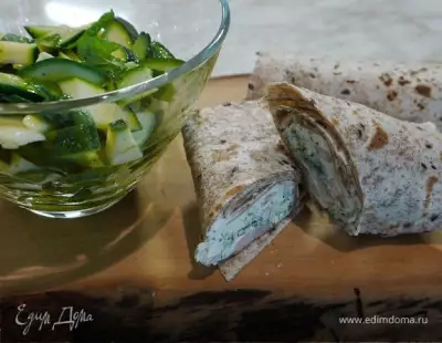 Тортильи с креветками и зеленым салатом