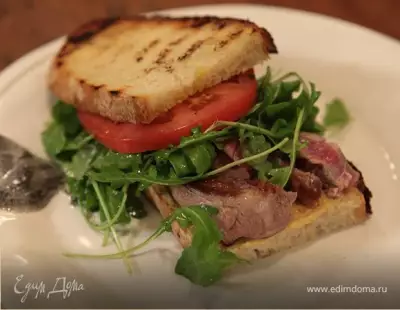 Сэндвич со стейком руколой и помидорами