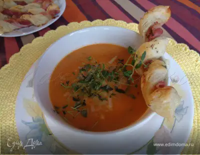 Тыквенно томатный суп пюре с беконовыми жгутиками