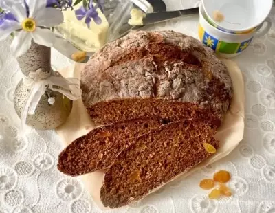 Цельнозерновой содовый хлеб с тмином, изюмом и овсяными хлопьями