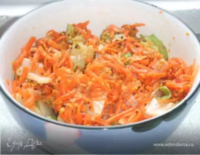 Витаминный салат из моркови и яблок