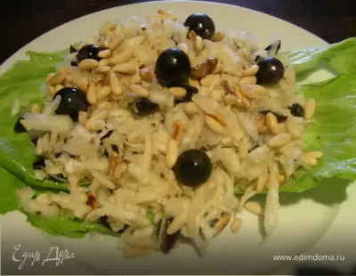 Освежающий салат из сельдерея, черного винограда и кедровых орешков