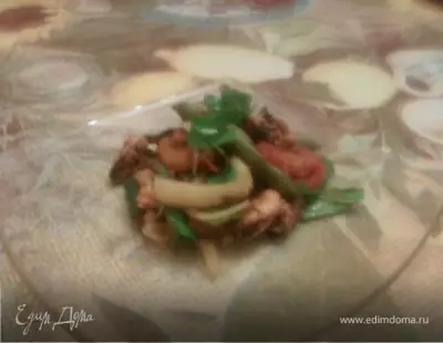 Теплый салат с мидиямии, руколой  и овощами гриль