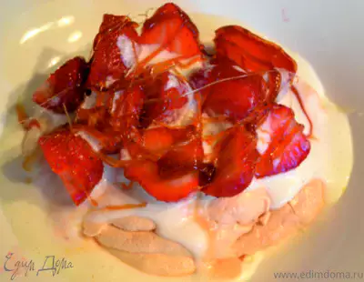 Десерт анна павлова с йогуртом клубникой и сахарными нитями