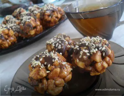 Десерт golden balls with chocolate