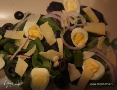 Салат со свежим базиликом спаржей и перепелиными яйцами