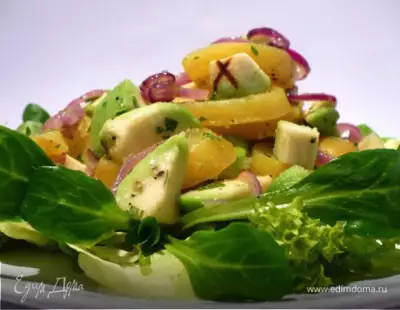 Легкий салат из картофеля и авокадо на салатной подушке