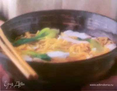 Китайская лапша с курицей и рыбой cross the bridge noodles