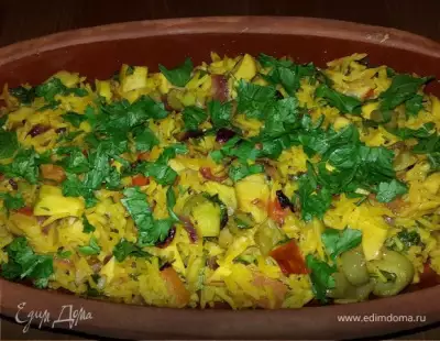 Рис с авокадо и овощами, запеченный в глиняных тарелках