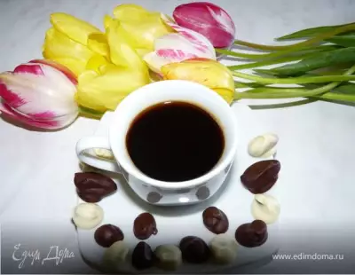 Кофе с миндалём и кофейные зёрнышки в шоколаде