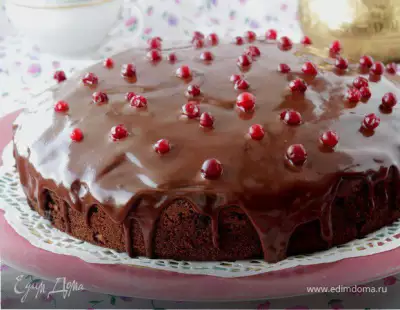 Шоколадный пирог с брусникой и орехами
