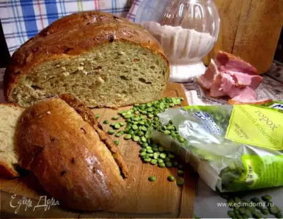 Хлеб гороховый с грудинкой и луком