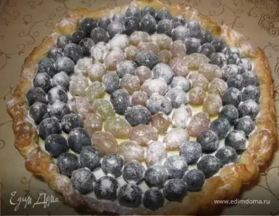 Творожный пирог из слоеного теста с виноградом