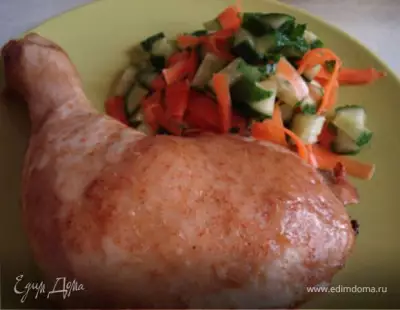 Ножка на лугу курица в собственном соку с овощным салатом