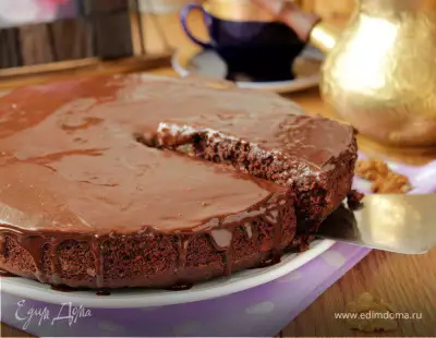 Шоколадный пирог с грушами и орехами
