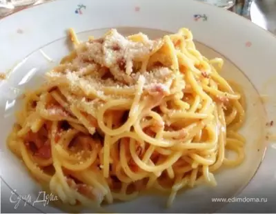 Спагетти с жареным беконом и сырно-яичным соусом