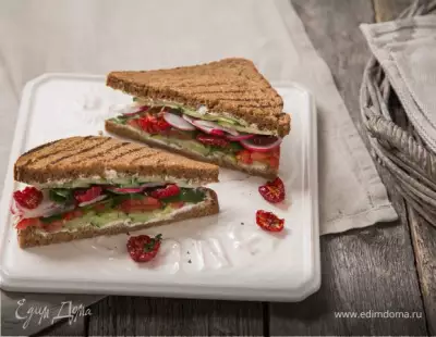 Сэндвич с овощами и сливочным сыром