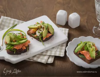 Сэндвич с копченым лососем и авокадо