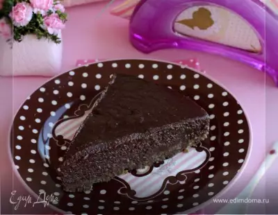 Шоколадный торт с финиками и ореховым кремом без муки и сахара
