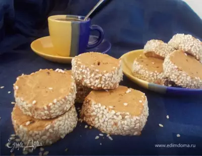 Карамельно-кофейное печенье в кунжуте