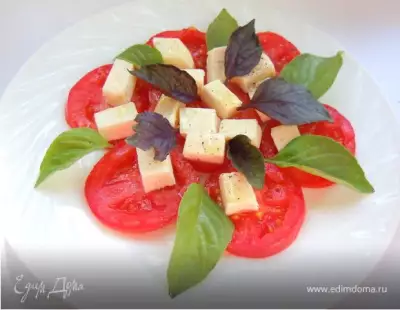 Салат с помидорами и базиликом