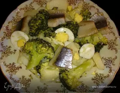 Салат с брокколи, сельдью и яйцами