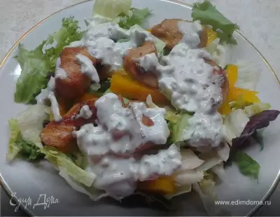 Овощной салат с курицей и соусом блю чиз