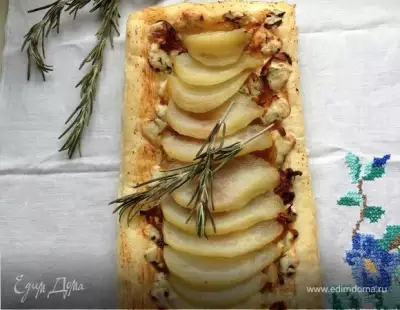 Пироги с грушей пашот карамелизированным луком и голубым сыром