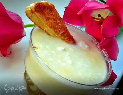 Десерт с йогуртом ревенем и слоеным коричным печеньем