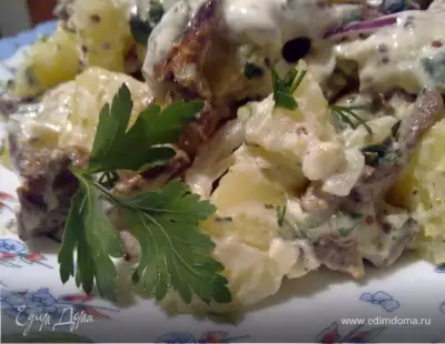 Теплый картофельный салат с лисичками и сметанным соусом.