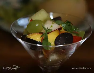 Летний салат из винограда с персиком и дыней
