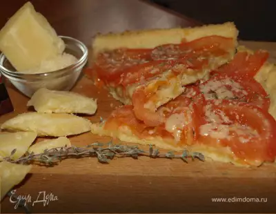 Открытый пирог с помидорами, тимьяном и сыром