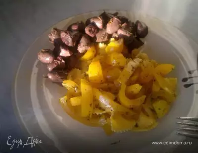 Куриное сердце в хмели сунели яичные макароны и острый болгарский перец