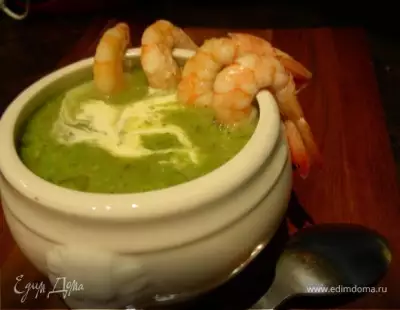 Суп с зеленым горошком соусом песто и креветками