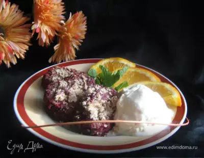 Горячий десерт из свёклы,с грецким орехом,цукатами и сметанным мороженым