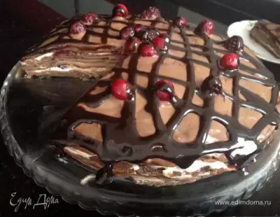 Блинный шоколадный торт с клюквой и ежевикой