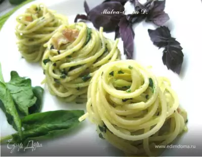 Спагетти с базиликом, шпинатом и беконом