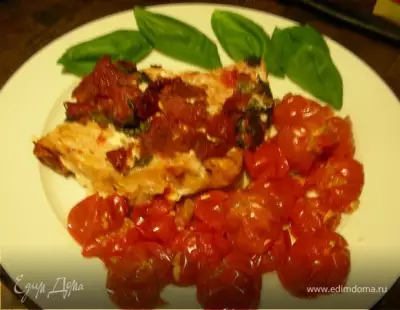 Рыбка, запеченная с вялеными томатами и базиликом, + помидорчики-черри, запеченные с чесноком