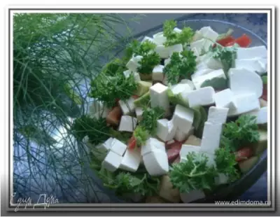 Салат с руколой, овощами и фетой