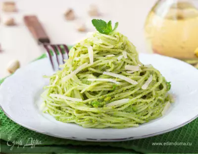 Спагетти с соусом песто из зеленого горошка фисташек и мяты