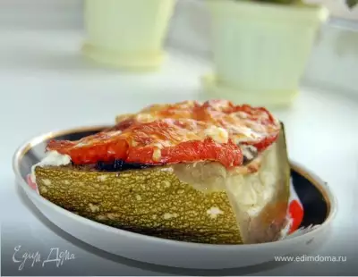 Фаршированный кабачок мясным фаршем с грибным соусом с помидорами под сыром