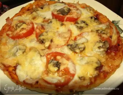 Пицца "Три сыра" с помидорами