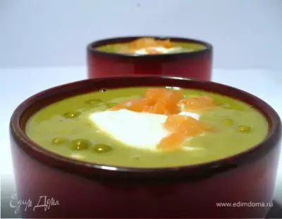 Закусочный гороховый суп с копченым лососем и шапочкой из крем-фреша