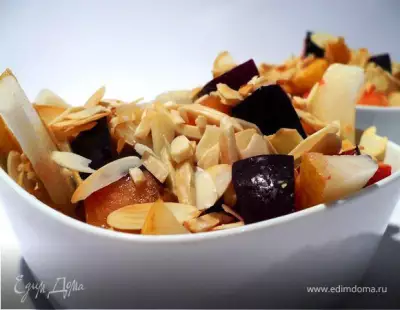 Десертный салат из груши со сливами и жареным миндалем
