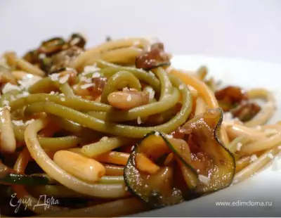 Цветные спагетти с цукини бальзамико и кедровыми орешками